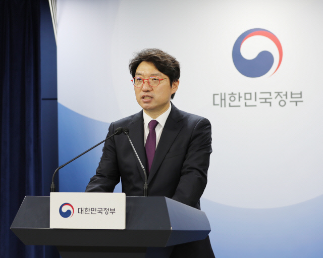 김영덕 통합위 산하 '더 나은 청년 주거' 특위 위원장이 4일 정부서울청사에서 청년 주거지원 방안 정책제안을 발표하고 있다. 통합위 제공